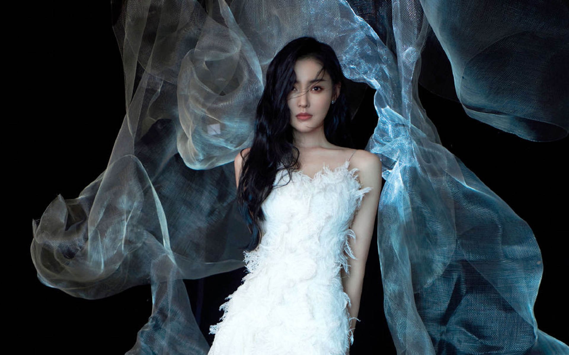 “高新体育中心：健力赛选手刷新纪录，力量与技巧的完美结合”