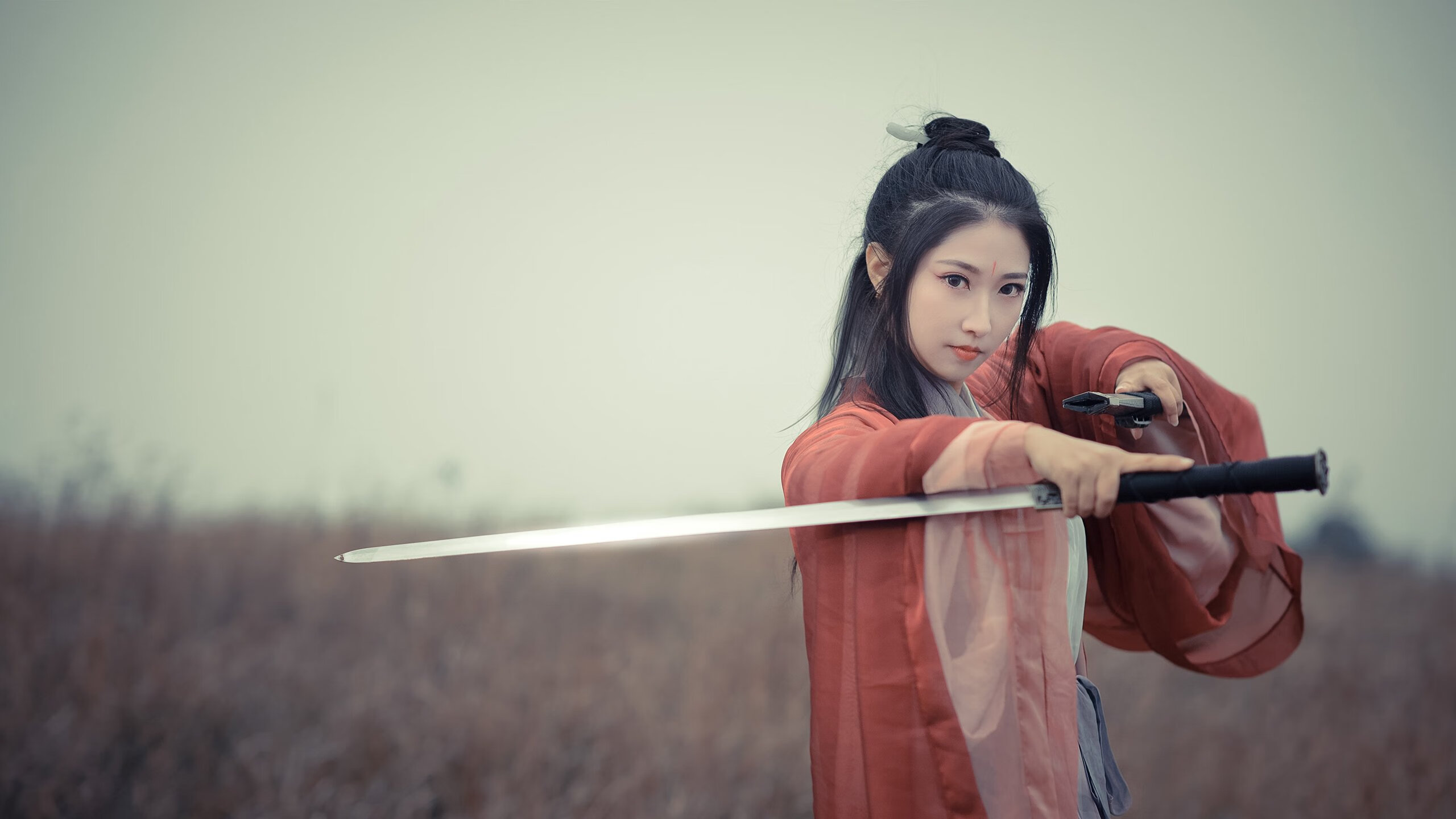 教练组在录像分析会上逐个讲解防守站位提升整体防线意识，防守训练教案